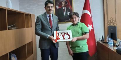 Öğrencilerden Kaymakam Eskimez'e anlamlı hediye