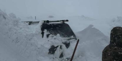 Kuvvetli kar yolu kapattı