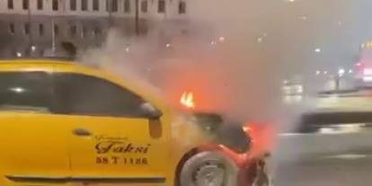 Sivas’ta seyir halindeki taksi cayır vayır yandı
