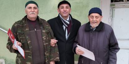 Muhtarın bayrak sevgisi imsakiyeye yansıdı