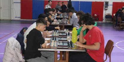 Sivas’ta gençler satrançta ter döktü