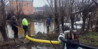 Sivas'ta eriyen kar suları taşkına neden oldu