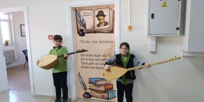 Sivas'ta sınıf kapıları Atatürk ve Aşık Veysel’le renklendi