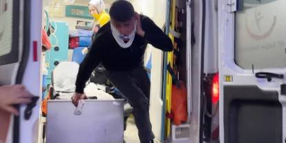 Sedyeden atlayıp gazetecilere saldırdılar