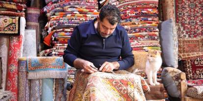 Eski halı ve kilimleri onarıyor