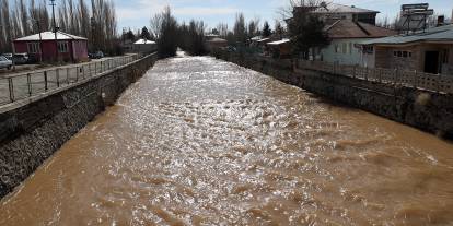 Sivas'ta tarım azarileri su altında kaldı