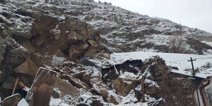 Sivas'ta yamaçtan kopan kayalar tehlike saçtı