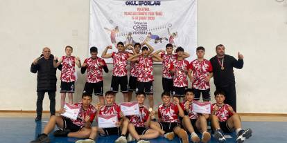 Sivas Şehit Adnan Saka Ortaokulu voleybol takımının şampiyonluk sevinci