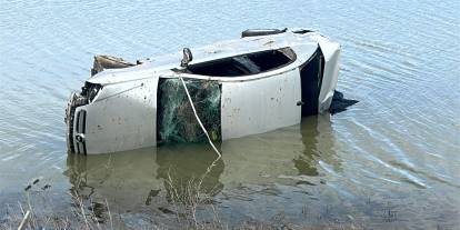 Sivas'ta kontrolden çıkan araç su birikintisine devrildi!