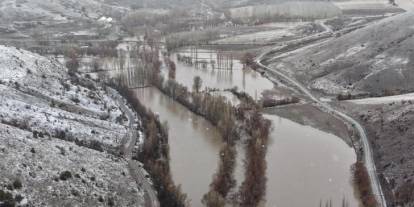 Sivas'ta ırmak taştı, araziler su altında kaldı!