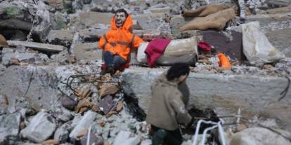 Enkaz altındaki kızının elini bir an olsun bırakmayan babanın yaşadıklarını minyatüre dönüştürdü