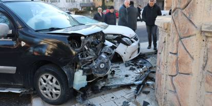 Buzlu camla trafiğe çıktı, kazaya neden oldu: 2 yaralı