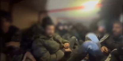 Düzensiz göçmenleri hayvan dışkısıyla gizlediler