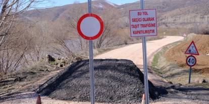 Kızılırmak taştı; köy yolu ulaşıma kapandı