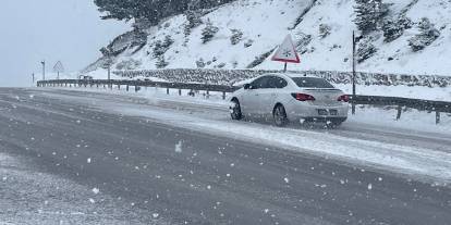 Tokat-Sivas kara yolunda kar yağışı etkili oluyor