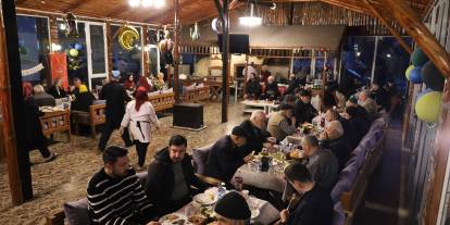 Şimşek çifti yaşlılarla aynı sofrayı paylaştı