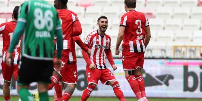 Sivasspor 4 golle nefes aldı