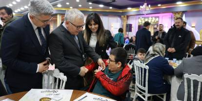 Şimşek çifti özel bireylerle aynı sofrada