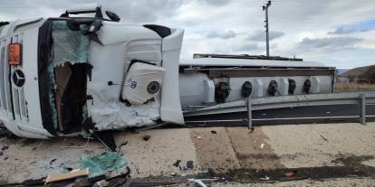 Kayseri- Sivas yolunda yakıt yüklü tanker devrildi