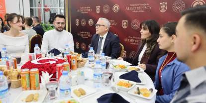Vali Şimşek, evlilik kredisi alan çiftlerle iftarda buluştu