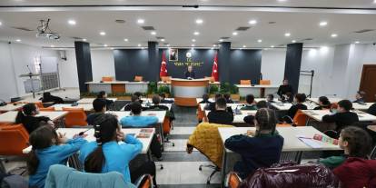Öğrencilere yerel yönetimleri anlattı