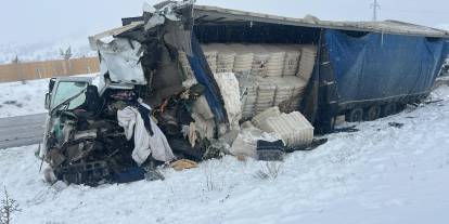 Sivas'ta TIR Kazası! 1 ölü, 2 yaralı