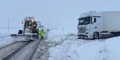 Erzincan-Sivas yolunda kar esareti
