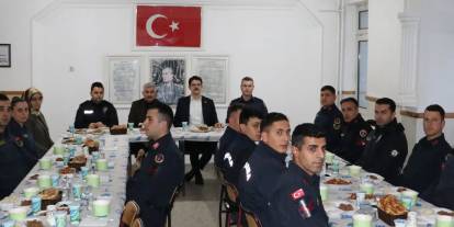 Ulaş'ta protokol üyeleri iftar sofrasında Mehmetçikle buluştu