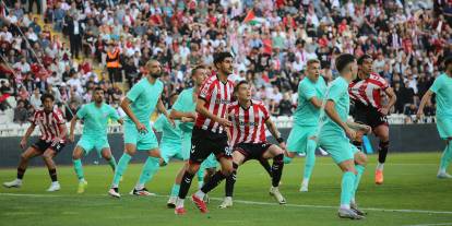 Sivasspor Antalya deplasmanında seri peşinde koşacak