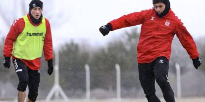 Sivasspor, kar altında çalıştı