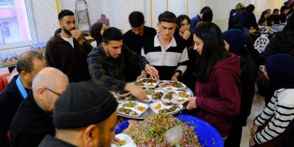 Şarkışla'da dev iftar sofrası: Protokol ve üniversiteliler aynı masada buluştu!