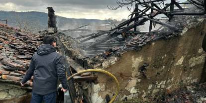Yaşlı çift sobadan çıkan yangında hayatını kaybetti