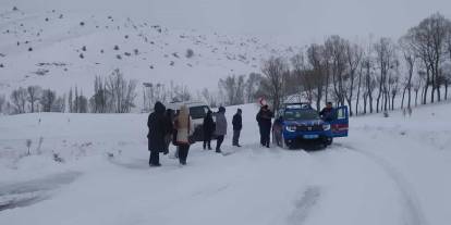 Kar yolları kapattı, öğretmenler yolda kaldı