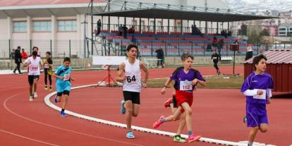 Sivas’ta genç atletlerden nefes kesen yarış