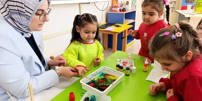 Kaymakam Bayalan minik öğrencilerin ebru sanatı etkinliğine katıldı