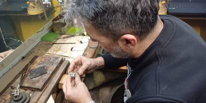 3 metrekarelik dükkanda 40 yıldır kuyum ustalığı yapıyor