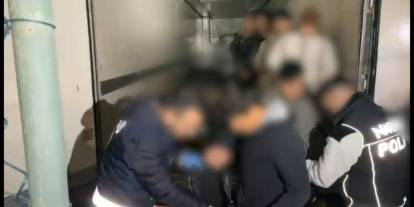 İran sınırından Türkiye'ye giren kaçak göçmenler, TIR'da yakalandı