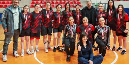 Sivaslı genç kızlar yarı finalde