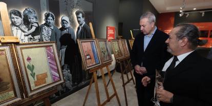 Âşık Veysel vefatının 53. yılında Ebru sergisiyle anıldı