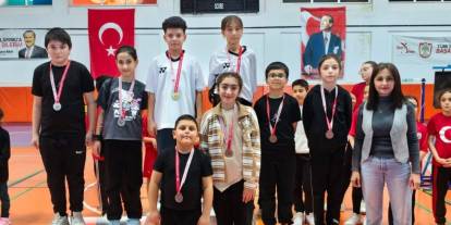 Badminton minikleri madalya aldı