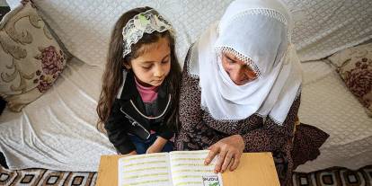 Torununun yardımıyla 70’inde harfleri tanımaya başladı