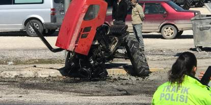 Tırın çarptığı traktör ikiye bölündü