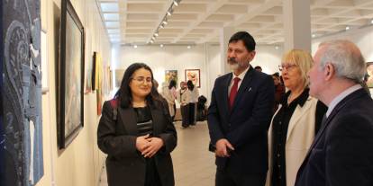 Kadına yazılmış şiirler tuvalde hayat buldu