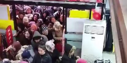 Sivas'ta indirim izdihamı! Birbirlerini ezdiler