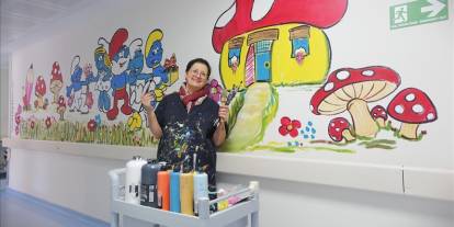 Çocukların moral bulması için hastane duvarlarını resimlerle renklendirdi