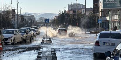 Sivas'ta su borusu patladı, yol göle döndü...