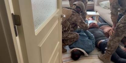 Firari hükümlüler kıskıvrak yakalandı