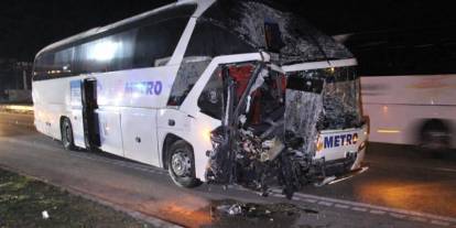 Yolcu otobüsü, TIR'a çarptı; 11 yaralı