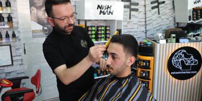 Kuaförlerin bayram tıraşı mesaisi sahura kadar uzuyor