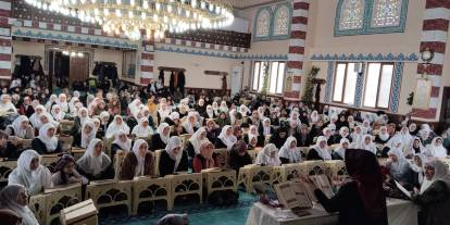 Kur’an ve ilahilerle kadınlara özel Kadir Gecesi